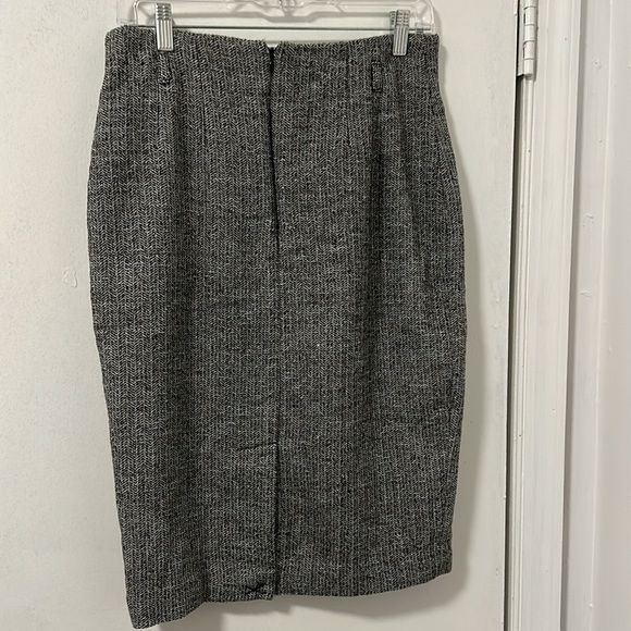 Amanda + Chelsea, beautiful skirt for ladies. It is size 8. Zipper on the back. - Picture 2 of 5